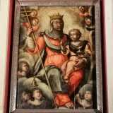 La protagonista del quadro ha la pelle scura ed � vestita con abiti di foggia greca, altro elemento che ha contribuito al suo appellativo. Con la mano destra regge Ges� Bambino, con la sinistra impugna un pastorale bizantino
